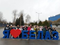 Работники Гродненской центральной городской поликлиники оценили размеры самого большого самосвала в мире во время экскурсии на предприятие «БелАЗ»