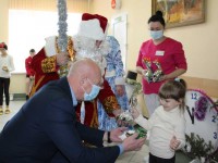 Председатель профсоюзного комитета Дятловской ЦРБ от всего коллектива поздравила с Новым годом пациентов детского отделения