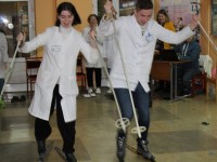 Учащиеся Гродненского медколледжа примерили лыжи к белым халатам, чтобы привлечь внимание к проблеме табакокурения