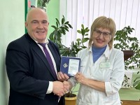 Председатель профкома 6-й поликлиники города Гродно Инна Хованская награждена памятным нагрудным знаком «115 лет Белорусскому профсоюзу работников здравоохранения»