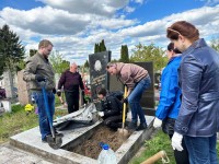 В Гродно молодые медики благоустроили могилу ветерана войны – бывшей главной медсестры областной больницы