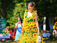 Работники Желудокской горбольницы презентовали на фестивале цветов платье из подсолнухов и завоевали с ним первое место 