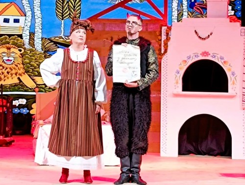 Профсоюз организовал для мостовских медиков поход на гастрольный спектакль «Чорт і баба»